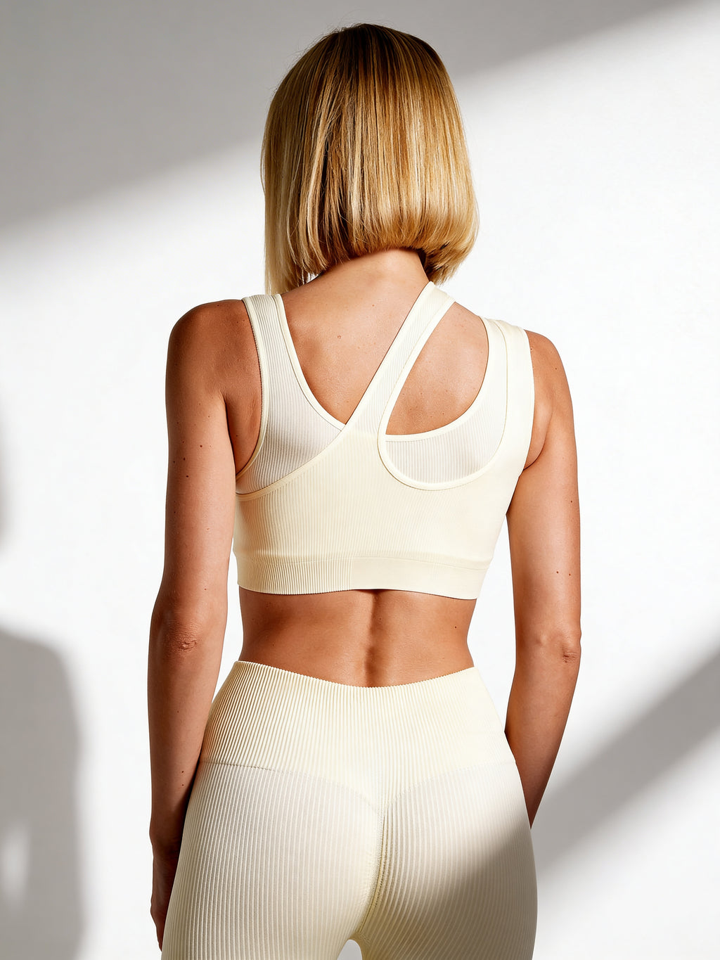 Nahtloses Top mit asymmetrischen Trägern TOP RIB CO (milk)