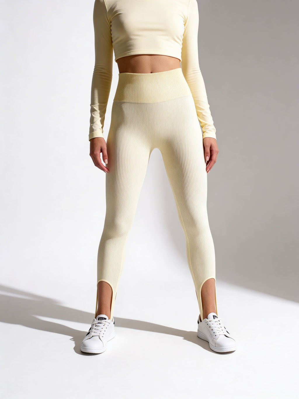 Gerippte Leggings mit Fusssteg LEGGINGS RIB STRIPE (milk)