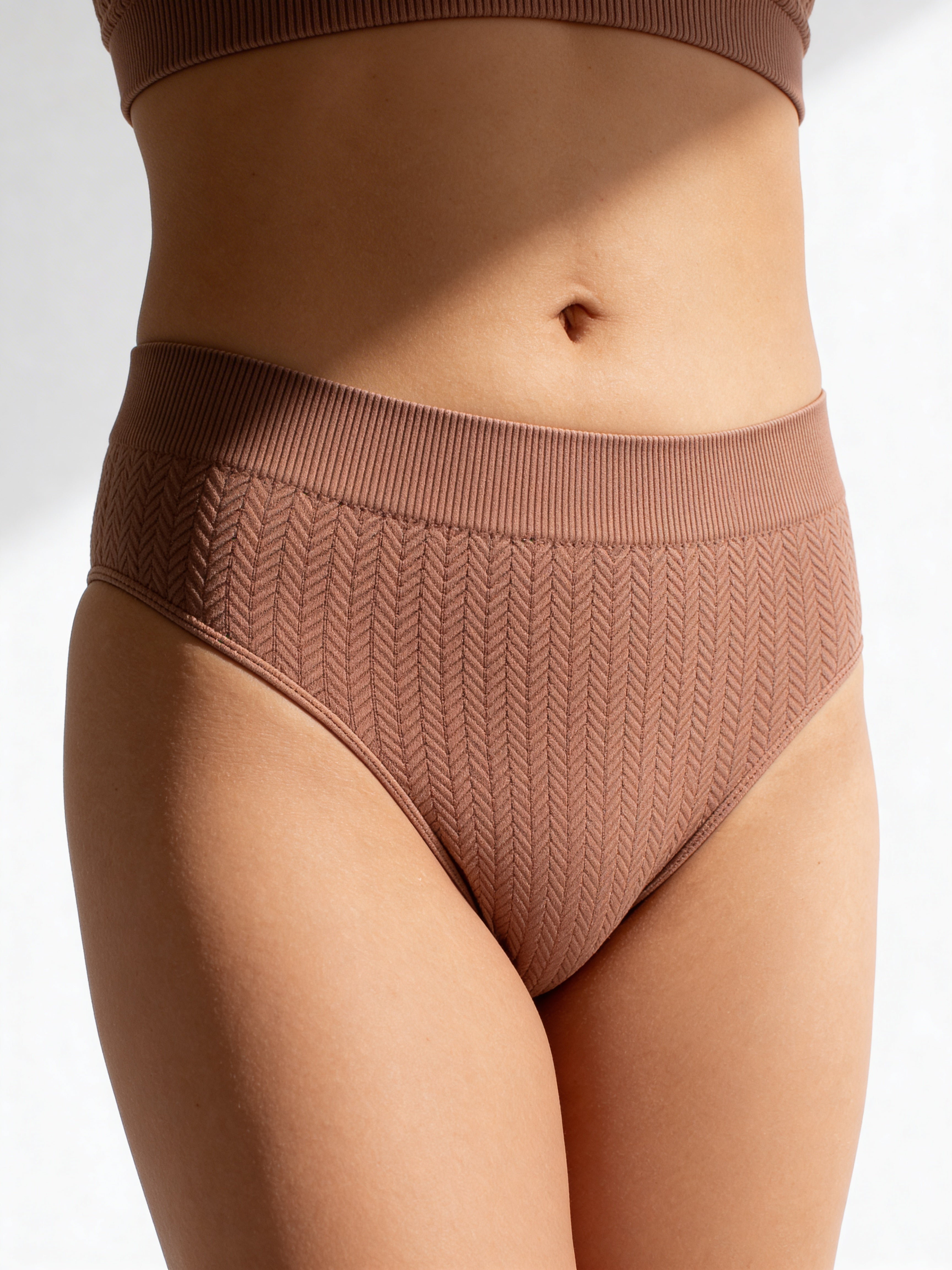 Nahtloser Brazilian Slip mit strukturiertem Zopfmuster BRASILIAN BRIEFS BRAID (mokko)
