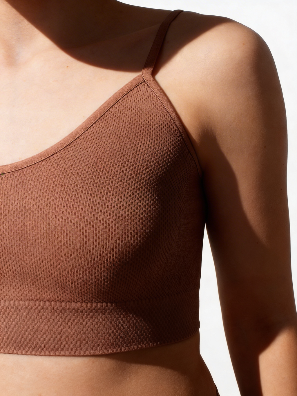 Nahtloses Top mit körniger Textur CAMI TOP GRAIN (mokko)
