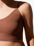 Nahtloses Top mit körniger Textur CAMI TOP GRAIN (mokko)