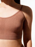 Nahtloses Top mit strukturiertem Zopfmuster CAMI TOP BRAID (mokko)