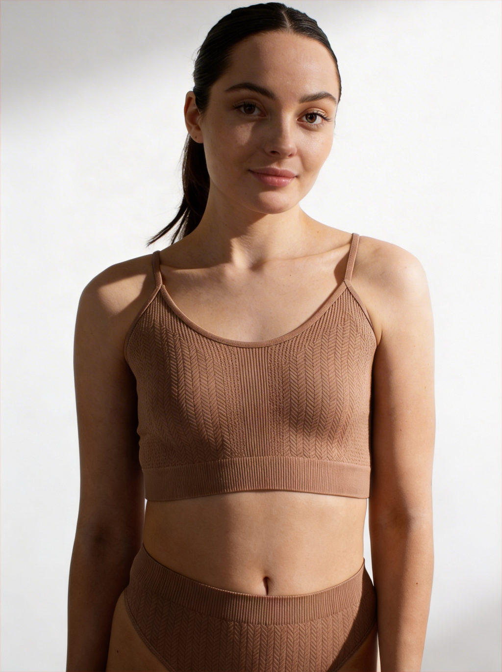 Nahtloses Top mit strukturiertem Zopfmuster CAMI TOP BRAID (mokko)
