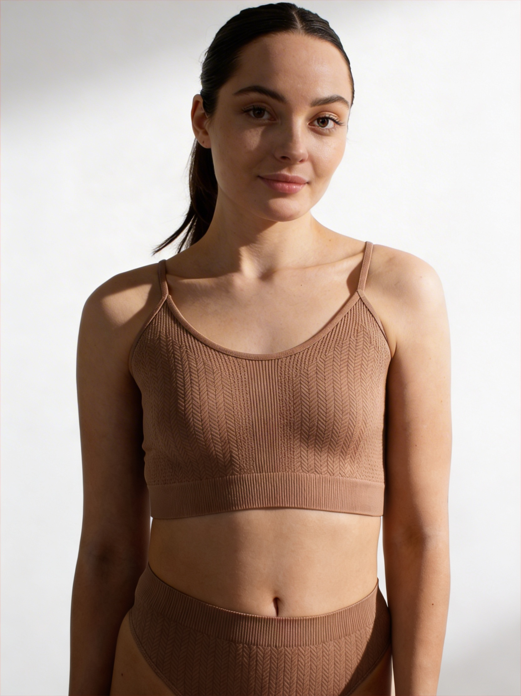 Nahtloses Top mit strukturiertem Zopfmuster CAMI TOP BRAID (mokko)
