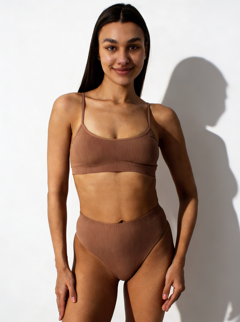 Nahtloses geripptes Top mit schmalen Trägern CAMI TOP RIB (mokko)