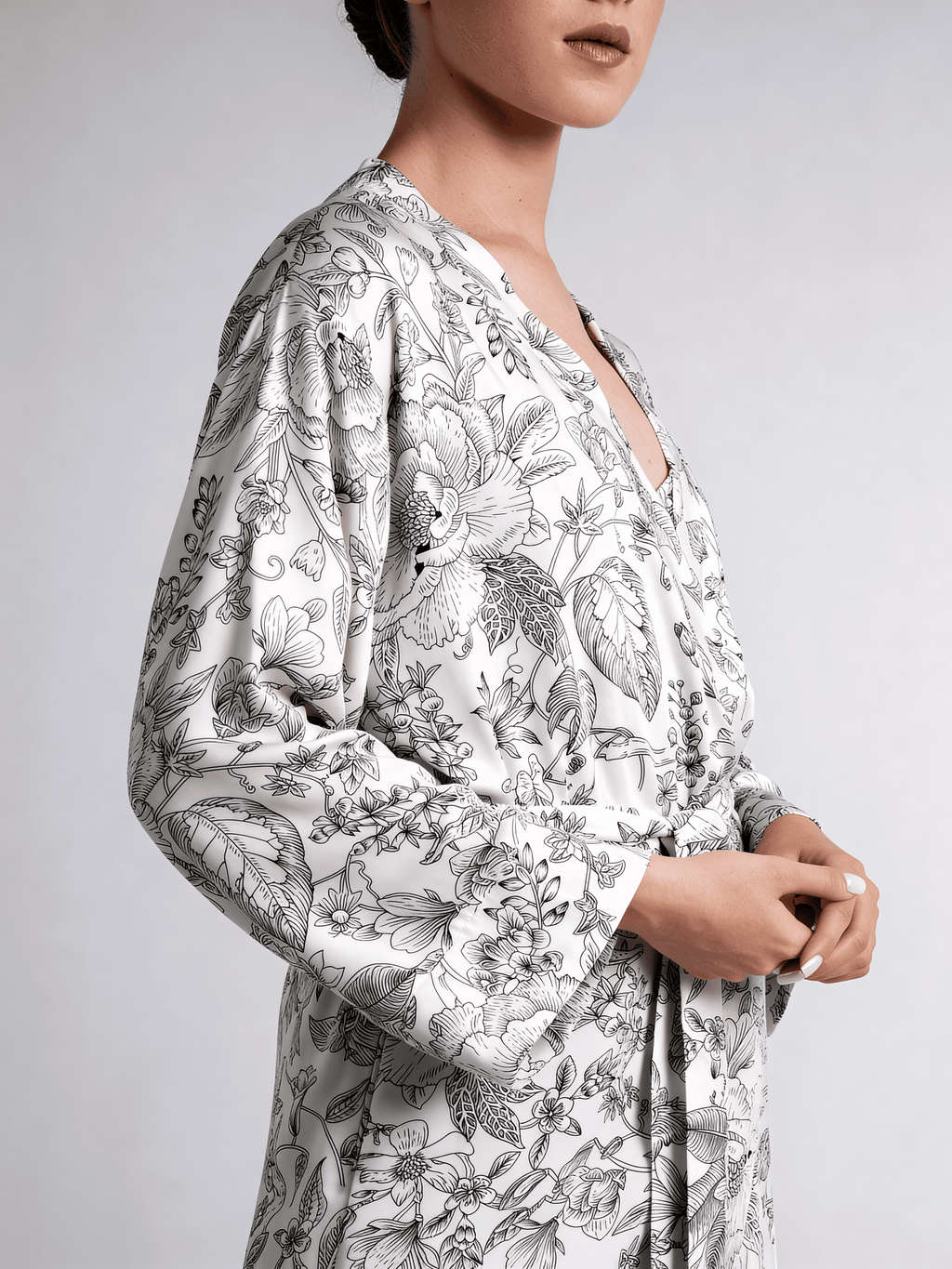 Damen-Morgenmantel aus Viskose mit Blumenmuster FLOSSED IN FLOWERS 7336/040 (white/black floral print)