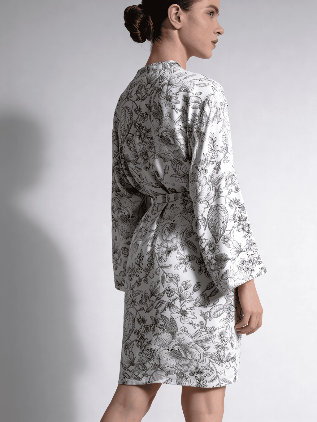 Damen-Morgenmantel aus Viskose mit Blumenmuster FLOSSED IN FLOWERS 7336/040 (white/black floral print)