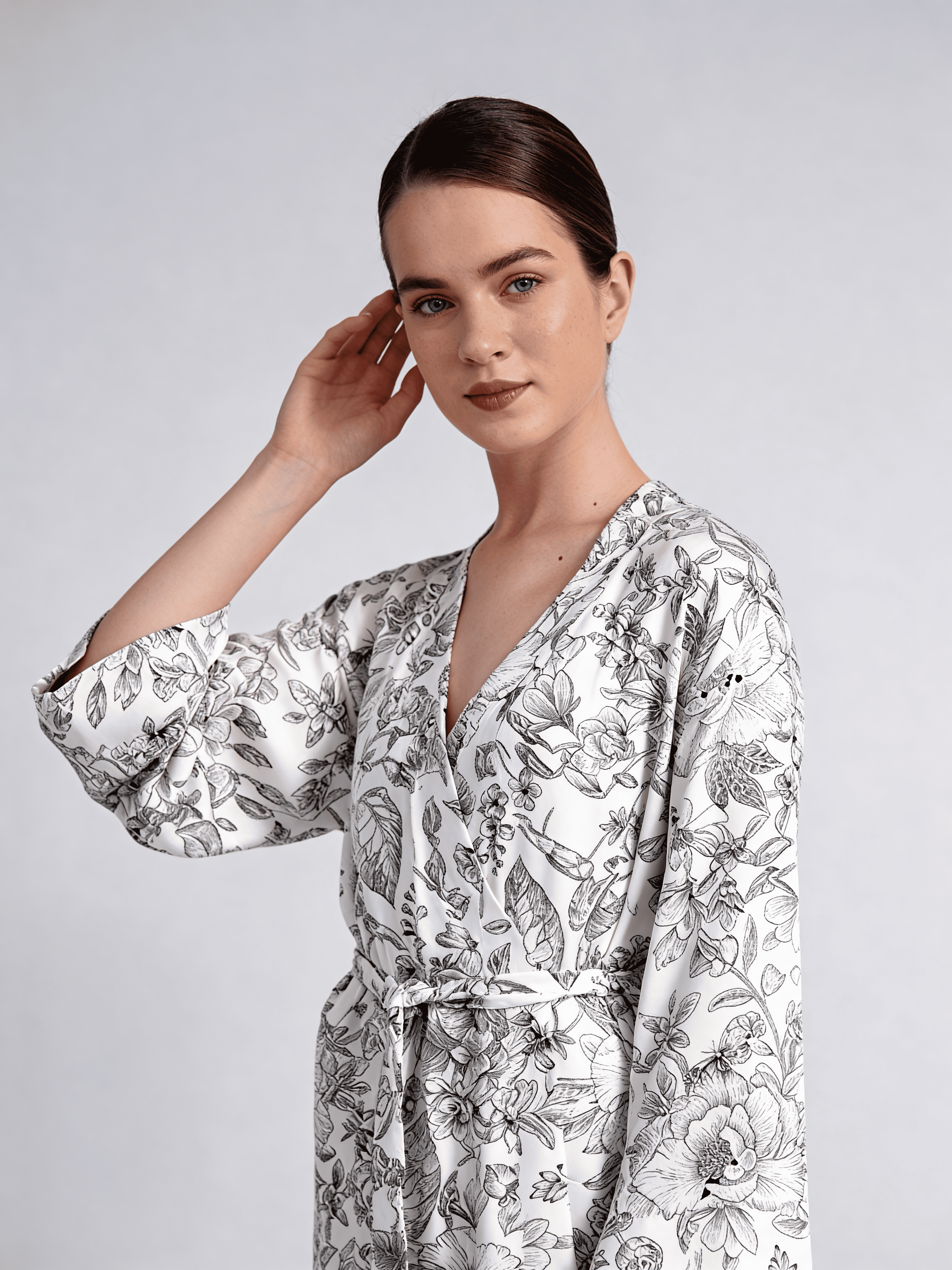 Damen-Morgenmantel aus Viskose mit Blumenmuster FLOSSED IN FLOWERS 7336/040 (white/black floral print)